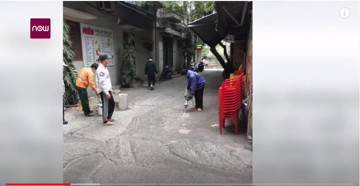 Hà Nội: Tranh cãi việc người dân xây cột bê tông chặn ô tô vào ngõ 